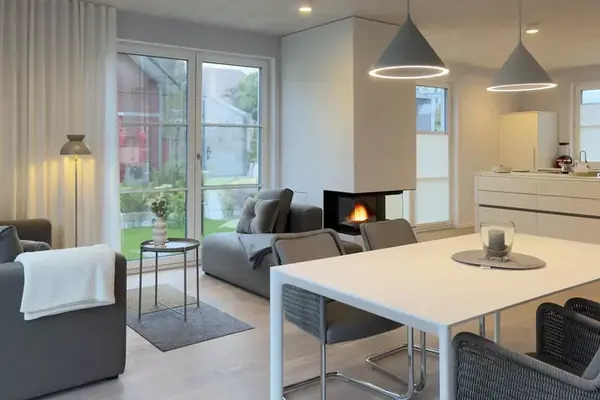 Wohnbereich mit Essplatz, Kamin und offener Küche